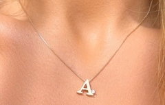 Correntinha letra zirconia banho ouro 18k