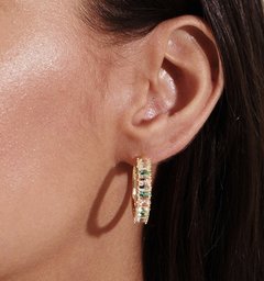 Brinco argola pedras coloridas banhado a ouro 18k - Ananogueirasemijoias