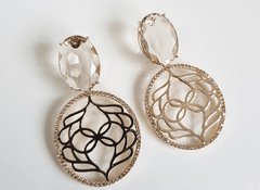 Brinco coral com detalhe vazado banhado a ouro 18k - Ananogueirasemijoias