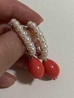 Argola Perola pedra coral banhada a ouro 18k - comprar online
