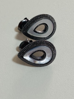 Brinco mini madrepérola na internet