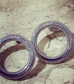 Brinco círculo azul degrade banhado a ródio branco
