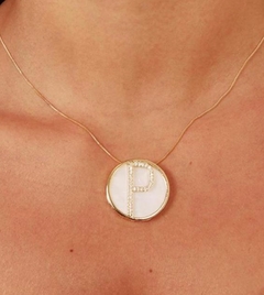 Colar letra cravejada banhado a ouro - comprar online