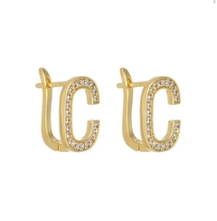 Brinco argola letra cravejada banho ouro 18k - loja online