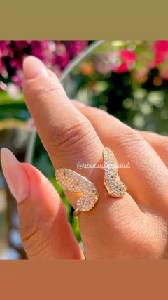 Anel borboleta zirconias brancas e color banho ouro 18k