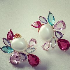 Brinco cristais coloridos miolo Perola banhado a ouro 18k