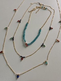 Colar longo pedras coloridas mini pérolas banhado a ouro18k