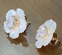 Brinco flor madrepérola