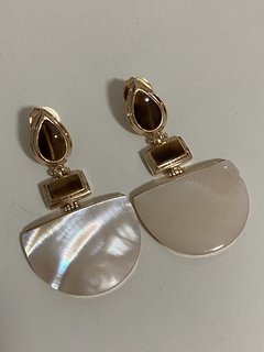 Brinco madrepérola olho de tigre banhado a ouro 18k