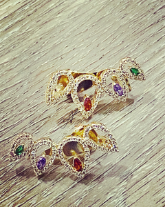 Brinco ear cuff folhas pedras coloridas