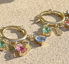 Brinco argolas cristais coloridas banhada a ouro 18k