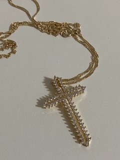 Crucifixo em zircônia branca banhado a ouro 18k