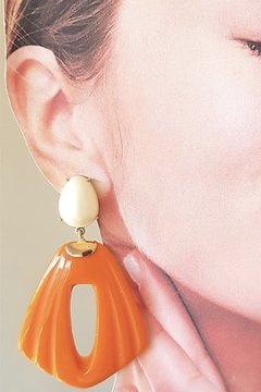 Brinco Perola com resina laranja banhado a ouro 18k - comprar online