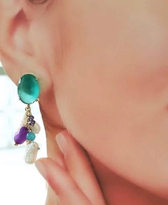 Brinco penduricalhos pedras e pérolas banho ouro 18k