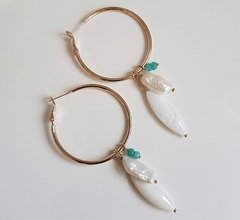 Argola penduricalhos madrepérola e turquesa
