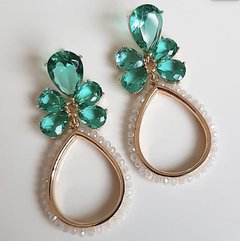 Brinco de cristais verde turmalina com argola em cristais brancos