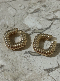 Piercing quad torcido banho ouro 18k