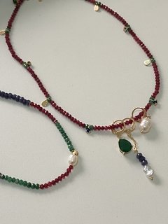 Colar longo pedras coloridas penduricalhos banhado a ouro 18k