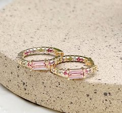Argola cravejada colorida banhada a ouro 18k na internet