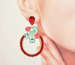 Brinco cristais vermelho banhado a ouro 18k