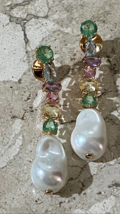 Brinco multicolorida c Perola banhado a ouro 18k