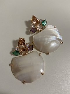 Brinco madrepérola pedras coloridas banhado a ouro 18k na internet