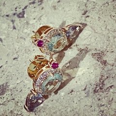 Brinco gota cravejada colorida banhada a ouro 18k