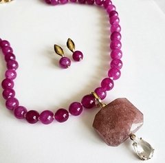 colar pedras naturais jade fucsia banhado a ouro