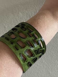 Bracelete acrílico verde na internet