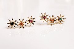 Brinco earcuff mini florzinhas coloridas banhado a ouro 18k - comprar online
