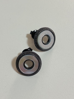 Brinco mini madrepérola - Ananogueirasemijoias