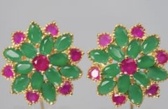 Brinco flor pink e esmeralda banhada a ouro 18k