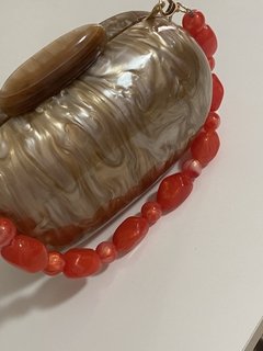 Clutch em acrilico marmore c alça em pedraria - loja online