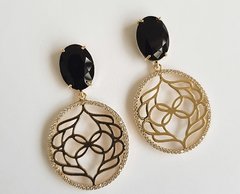 Brinco coral com detalhe vazado banhado a ouro 18k na internet