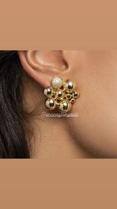 Brinco esferas lisas e cravejada banho ouro 18k