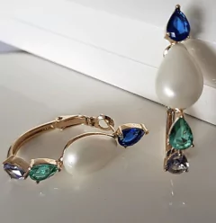 Brinco argola com cristais e pérola