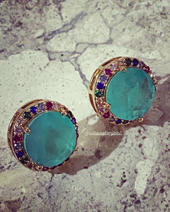 Brinco multicolorido pedra turmalina banhado a ouro 18k
