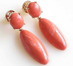Brinco resinado coral banho ouro 18k