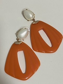 Brinco Perola com resina laranja banhado a ouro 18k
