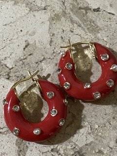 Brinco argola esmaltada com zirconias e mini pérolas