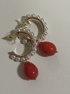 Argola Perola pedra coral banhada a ouro 18k