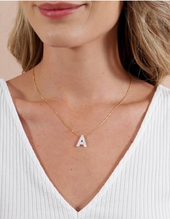 Colar letra madreperola banho ouro 18k - comprar online