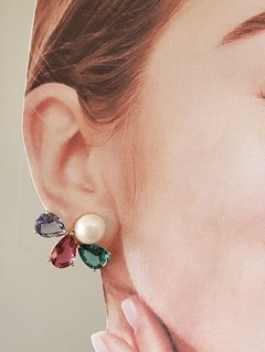 Brinco pérola shell com cristais multicolor