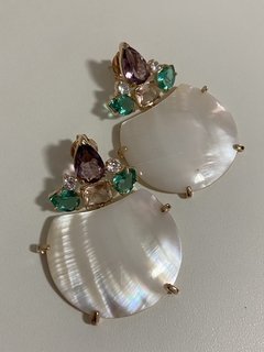 Brinco madrepérola pedras coloridas banhado a ouro 18k