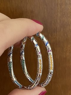 Argola com zirconias coloridas banhada a ródio branco - comprar online