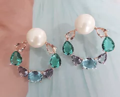BRINCO PEROLA E CRISTAIS MULTICOLOR (CHAMPANHE,VERDE,LILAS, AZUL)