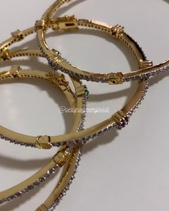 Bracelete rígido cravejado c pedras coloridas - Ananogueirasemijoias