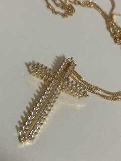 Crucifixo em zircônia branca banhado a ouro 18k - comprar online