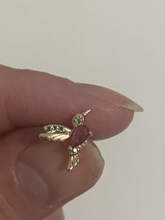 Brinco beija flor pedra banhado a ouro 18k