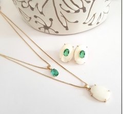 CONJUNTO DE COLAR + BRINCO :  COLAR DUPLO ,CURTO DE CORRENTES VENEZIANAS - UMA COM PINGENTE EM CRISTAL NEGRO E OUTRA COM MADREPÉROLA- FECHO MOLA   BRIConjunto BOTÃO - DE MADREPÉROLA COM CRISTAL NEGRO na internet